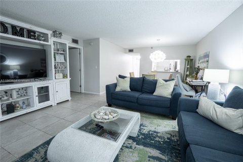 Condo in Lauderhill, Florida, 2 bedrooms  № 1099731 - photo 5