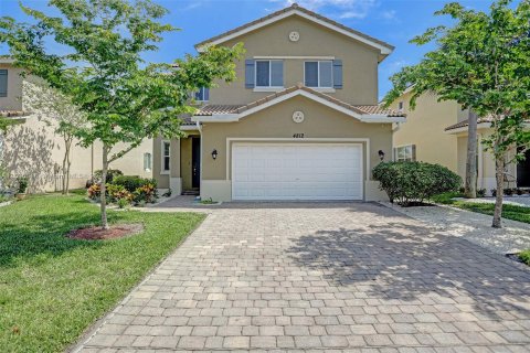 House in Greenacres, Florida 4 bedrooms, 219.71 sq.m. № 1290555 - photo 1