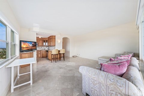 Condo in Lauderdale-by-the-Sea, Florida, 2 bedrooms  № 929975 - photo 18