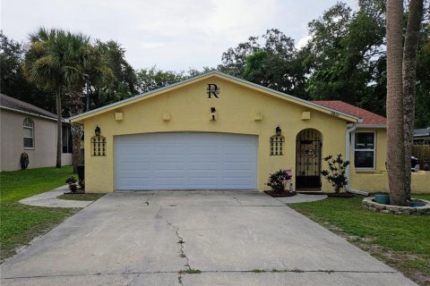 House in New Port Richey, Florida 3 bedrooms, 135.27 sq.m. № 1301537 - photo 1