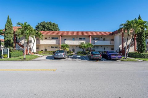 Copropriété à vendre à Pembroke Pines, Floride: 2 chambres, 108.7 m2 № 925015 - photo 2