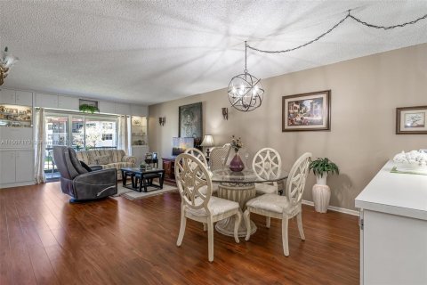 Copropriété à vendre à Pembroke Pines, Floride: 2 chambres, 108.7 m2 № 925015 - photo 4