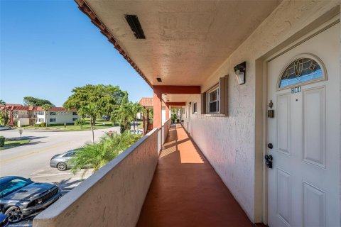 Copropriété à vendre à Pembroke Pines, Floride: 2 chambres, 108.7 m2 № 925015 - photo 1