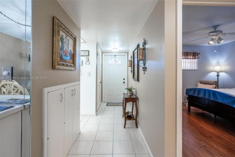 Copropriété à vendre à Pembroke Pines, Floride: 2 chambres, 108.7 m2 № 925015 - photo 18