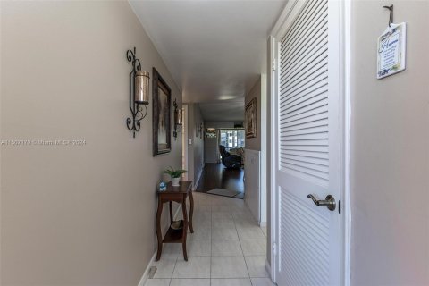 Copropriété à vendre à Pembroke Pines, Floride: 2 chambres, 108.7 m2 № 925015 - photo 3