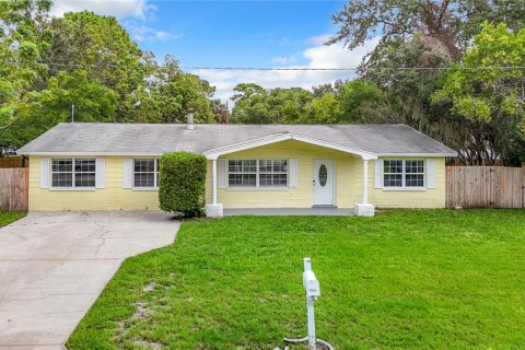 House in New Port Richey, Florida 4 bedrooms, 188.03 sq.m. № 1412530 - photo 1