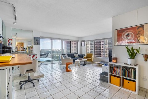 Condominio en venta en Miami, Florida, 1 dormitorio, 79.99 m2 № 1333501 - foto 1