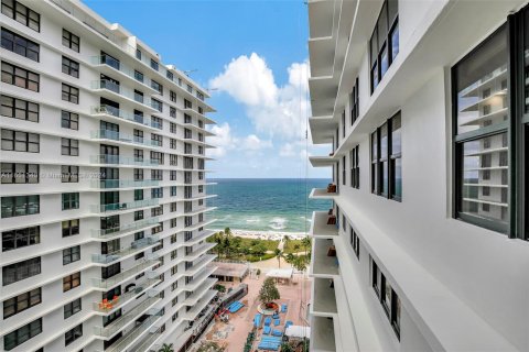 Condominio en venta en Bal Harbour, Florida, 2 dormitorios, 156.82 m2 № 1333463 - foto 1