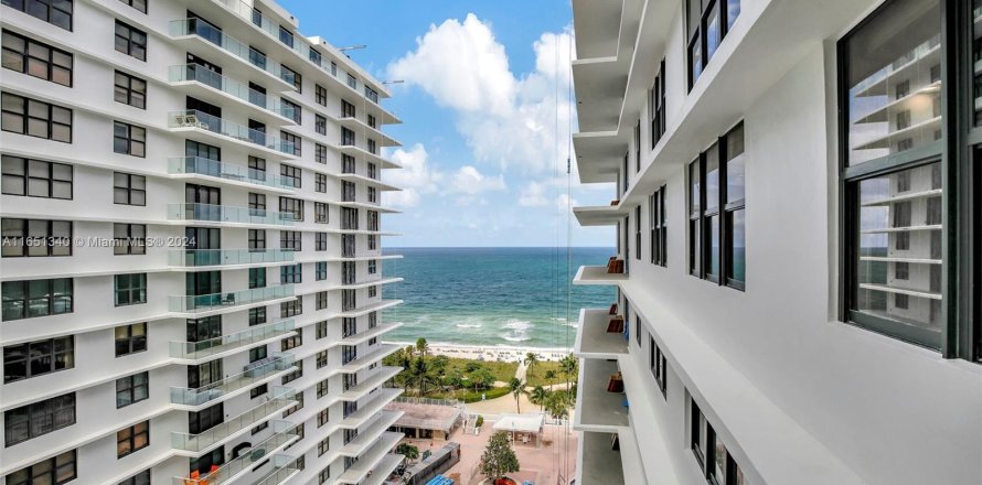 Condominio en Bal Harbour, Florida, 2 dormitorios  № 1333463