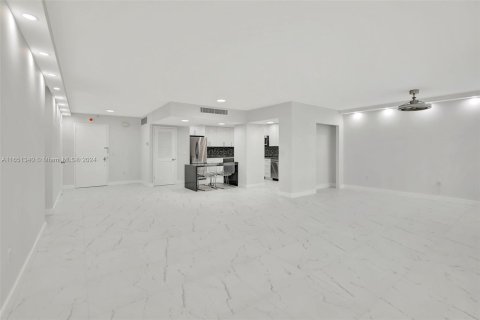 Condominio en venta en Bal Harbour, Florida, 2 dormitorios, 156.82 m2 № 1333463 - foto 17