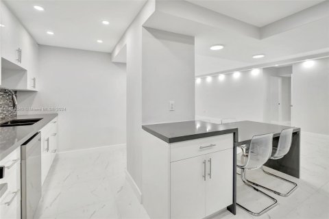 Condominio en venta en Bal Harbour, Florida, 2 dormitorios, 156.82 m2 № 1333463 - foto 12