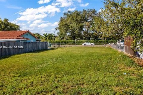 Terreno en venta en Miami, Florida № 1145361 - foto 1