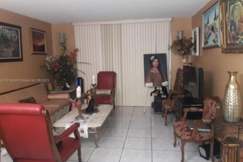 Copropriété à vendre à Lauderdale Lakes, Floride: 2 chambres, 89.19 m2 № 515426 - photo 27