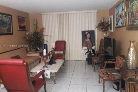 Купить кондоминиум в Лодердейл-Лейкс, Флорида 2 спальни, 89.19м2, № 515426 - фото 1