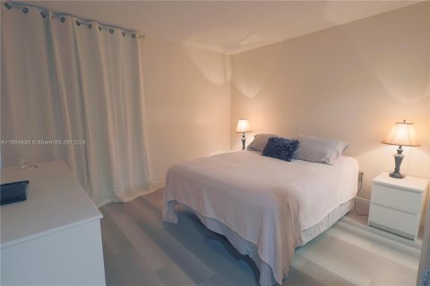 Condo in Pembroke Pines, Florida, 2 bedrooms  № 1380541 - photo 13