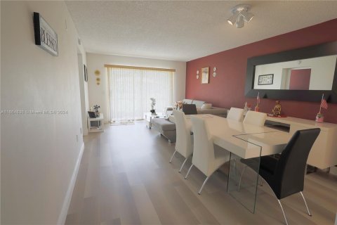 Condo in Pembroke Pines, Florida, 2 bedrooms  № 1380541 - photo 17