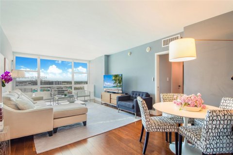 Condo in Miami Beach, Florida, 1 bedroom  № 1380499 - photo 2