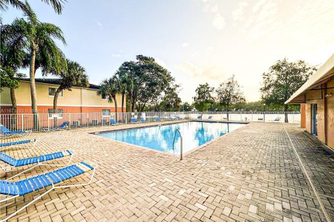 Condo in Hollywood, Florida, 1 bedroom  № 1394327 - photo 20