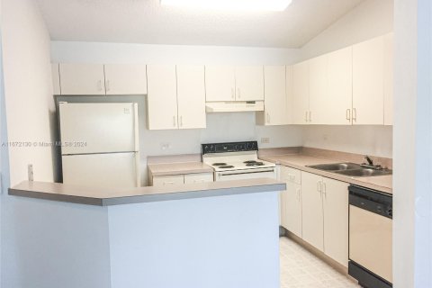 Condo in Hollywood, Florida, 1 bedroom  № 1394327 - photo 4