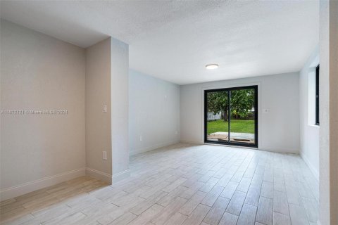 House in Miami, Florida 2 bedrooms, 158.12 sq.m. № 1394328 - photo 8