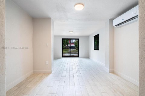 House in Miami, Florida 2 bedrooms, 158.12 sq.m. № 1394328 - photo 5