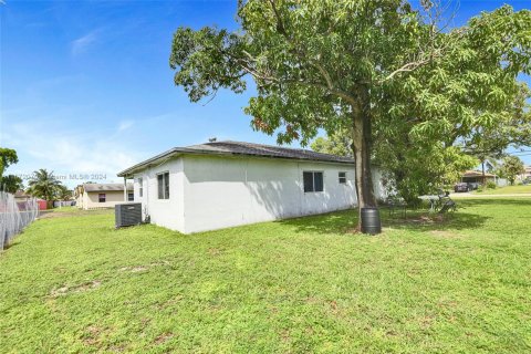 House in Oakland Park, Florida 4 bedrooms, 128.21 sq.m. № 1394285 - photo 25