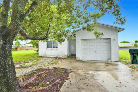 House in Oakland Park, Florida 4 bedrooms, 128.21 sq.m. № 1394285 - photo 1