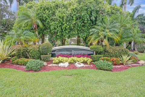 House in Coral Springs, Florida 5 bedrooms, 291.06 sq.m. № 750102 - photo 1