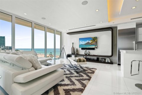 Apartment in Miami Beach, Florida 2 bedrooms, 138.42 sq.m. № 25903 - photo 1