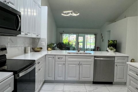 House in Delray Beach, Florida 2 bedrooms, 141.58 sq.m. № 1215873 - photo 13