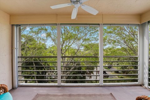 Condo in Palm Springs, Florida, 2 bedrooms  № 932509 - photo 10