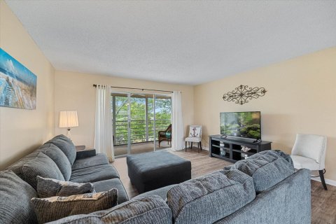 Condo in Palm Springs, Florida, 2 bedrooms  № 932509 - photo 20