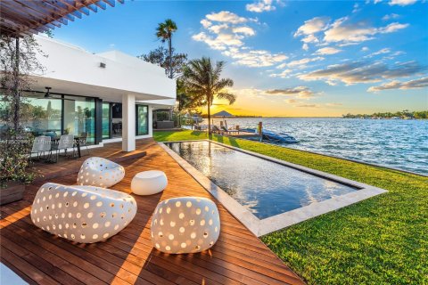 Villa ou maison à vendre à Miami Beach, Floride: 4 chambres, 471.66 m2 № 931836 - photo 2