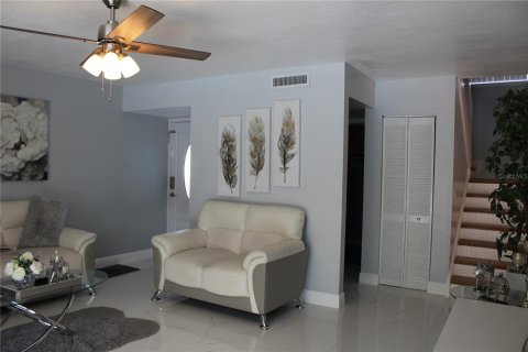 House in Tampa, Florida 3 bedrooms, 128.21 sq.m. № 1359849 - photo 8