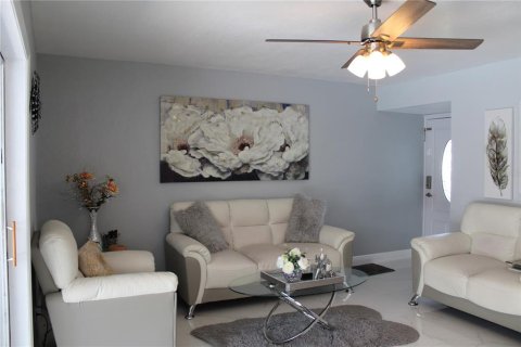 House in Tampa, Florida 3 bedrooms, 128.21 sq.m. № 1359849 - photo 6