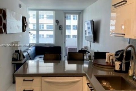 Condo in Miami Beach, Florida, 2 bedrooms  № 192002 - photo 6