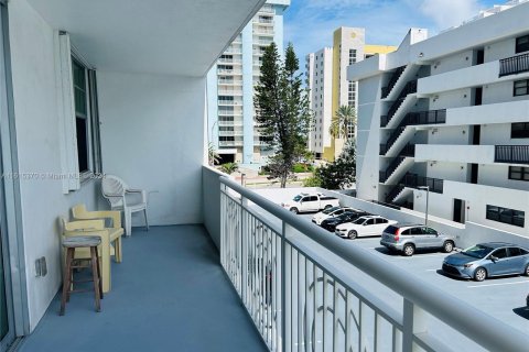 Copropriété à vendre à Miami Beach, Floride: 2 chambres, 122.91 m2 № 1237007 - photo 2