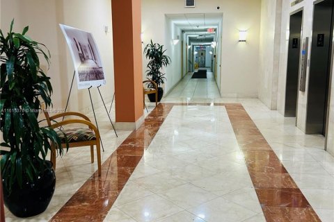 Condo in Miami Beach, Florida, 2 bedrooms  № 1237007 - photo 23