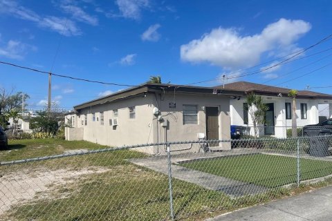 Commercial property in West Park, Florida 104.7 sq.m. № 1091430 - photo 1