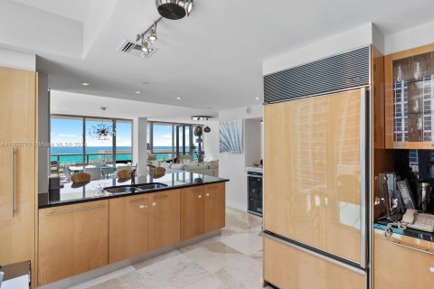 Condo in Miami Beach, Florida, 3 bedrooms  № 1222010 - photo 12