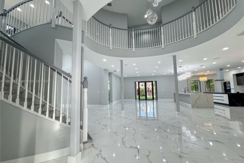 Villa ou maison à vendre à Cutler Bay, Floride: 5 chambres, 438.22 m2 № 1348536 - photo 1