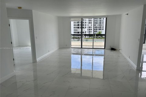 Condominio en alquiler en Aventura, Florida, 2 dormitorios, 101.36 m2 № 1348535 - foto 3