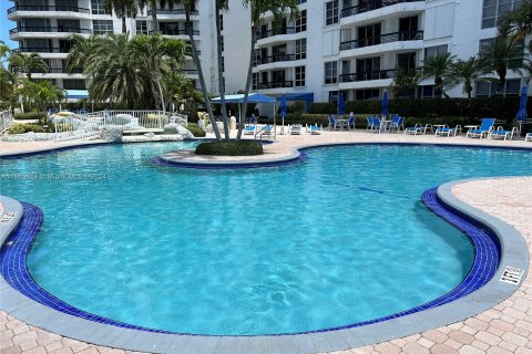 Condominio en alquiler en Aventura, Florida, 2 dormitorios, 101.36 m2 № 1348535 - foto 15