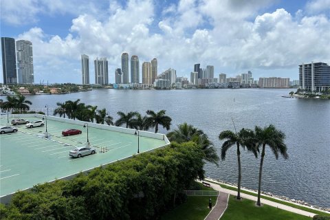 Condominio en alquiler en Aventura, Florida, 2 dormitorios, 101.36 m2 № 1348535 - foto 1