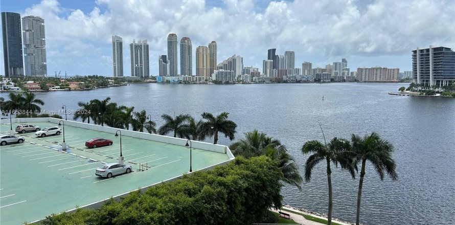 Condominio en Aventura, Florida, 2 dormitorios  № 1348535