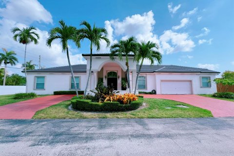 House in Miami, Florida 4 bedrooms, 339.65 sq.m. № 1182667 - photo 23