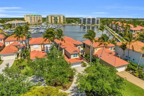 Villa ou maison à vendre à Punta Gorda, Floride: 3 chambres, 257.8 m2 № 1122583 - photo 1