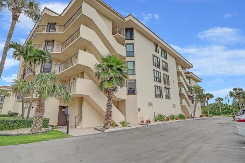 Condo in Hutchinson Island South, Florida, 3 bedrooms  № 1141451 - photo 1