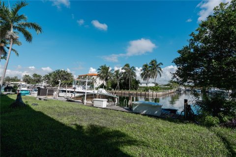 Condo in North Miami, Florida, 1 bedroom  № 1385903 - photo 13