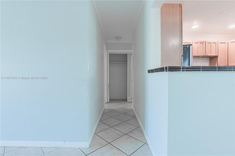 Condo in North Miami, Florida, 1 bedroom  № 1385903 - photo 6